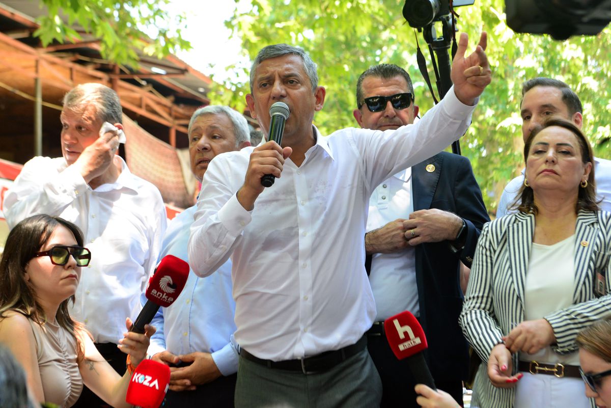 Özgür Özel'den yeni parti sinyali: "Sizi hiç üzmeden yeni bir yol açacağız"
