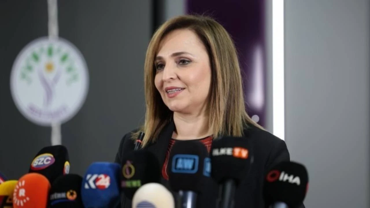 DEM Parti Sözcüsü Ayşegül Doğan açıklama yapıyor