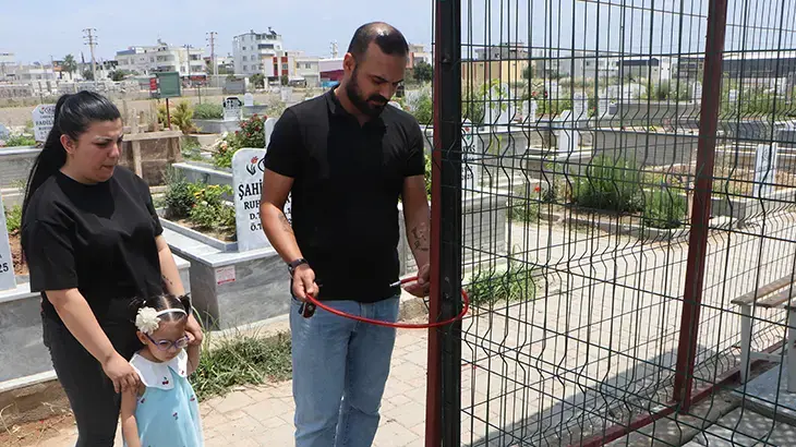 Mezarın etrafını çitle çevirip kapı taktılar! Nedeni akıl alır gibi değil