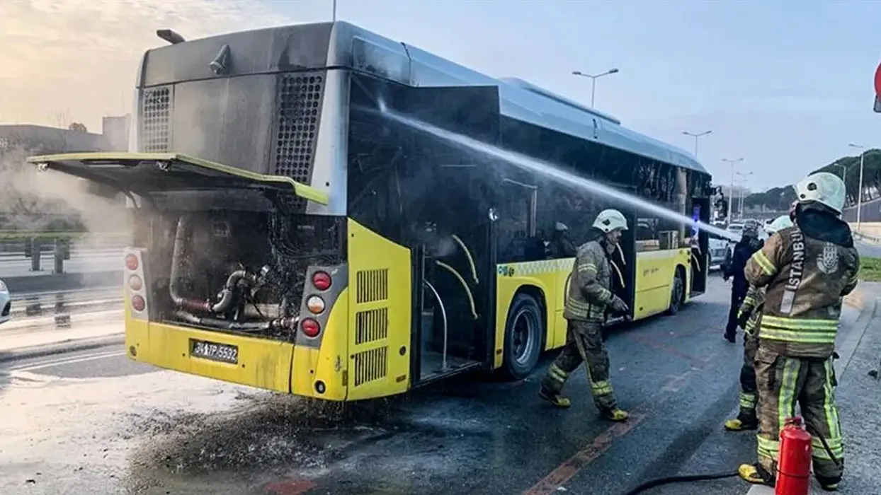 Ataşehir'de faciaya ramak kala! Seyir halindeki otobüs alevlere teslim oldu