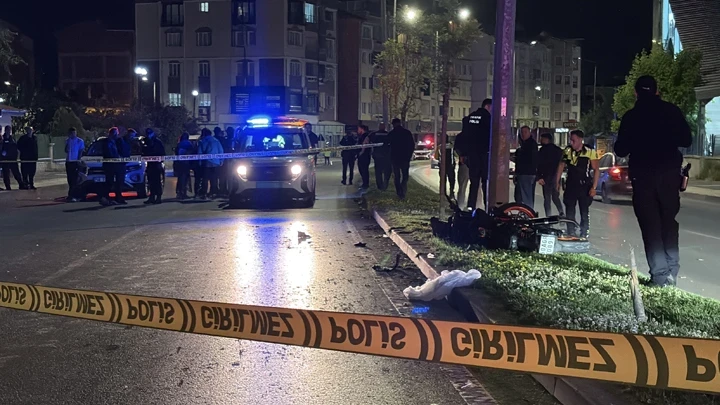 Korkunç kaza! Aydınlatma direğine çarpan motosiklettekiler yola savruldu, 2 otomobil çarptı: 1 ağır yaralı