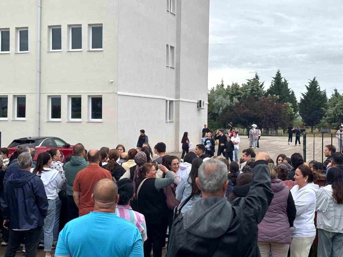 Kırklareli'nde LGS heyecanı: Öğrenciler içeride, aileler dışarıda ter döktü