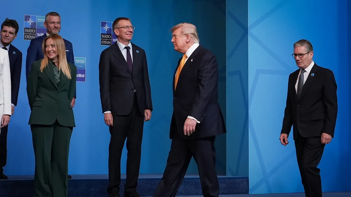 Meloni ve Trump'ın fotoğraf kavgasında yeni perde: İtalya Başbakanı aile fotoğrafında yüzüne bakmadı