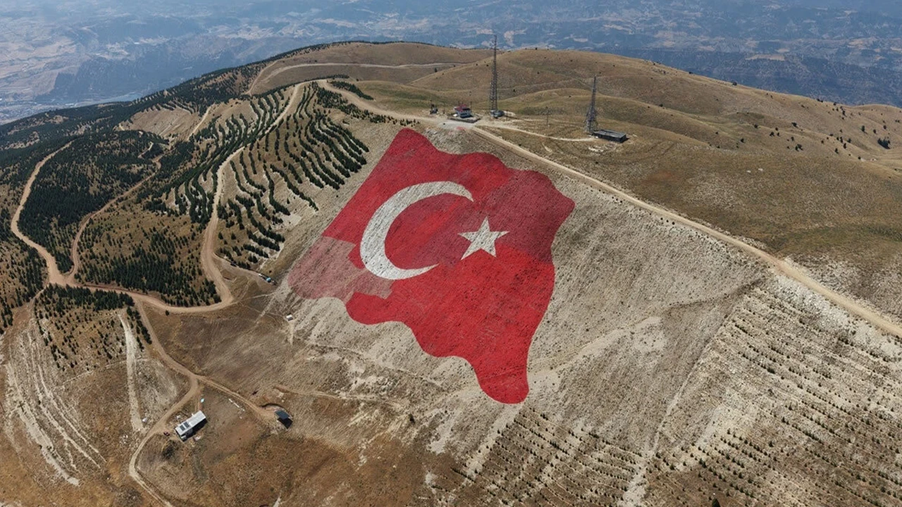 Ahır Dağı'ndaki dev Türk bayrağı yenilendi