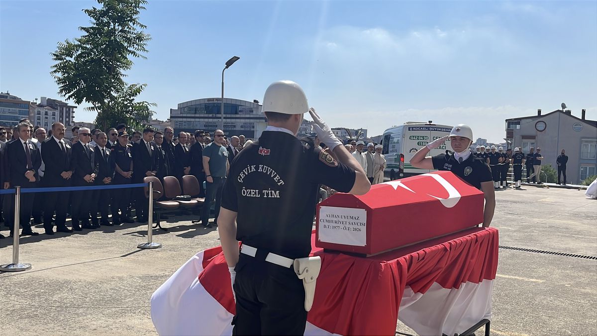 Gebze'de Savcı Ayhan Uyumaz İçin Adliye Önünde Tören Düzenlendi