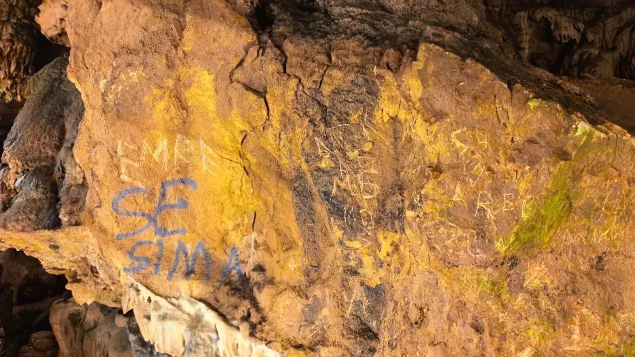 3 milyon yıllık mağaraya sprey boyayla zarar verdiler