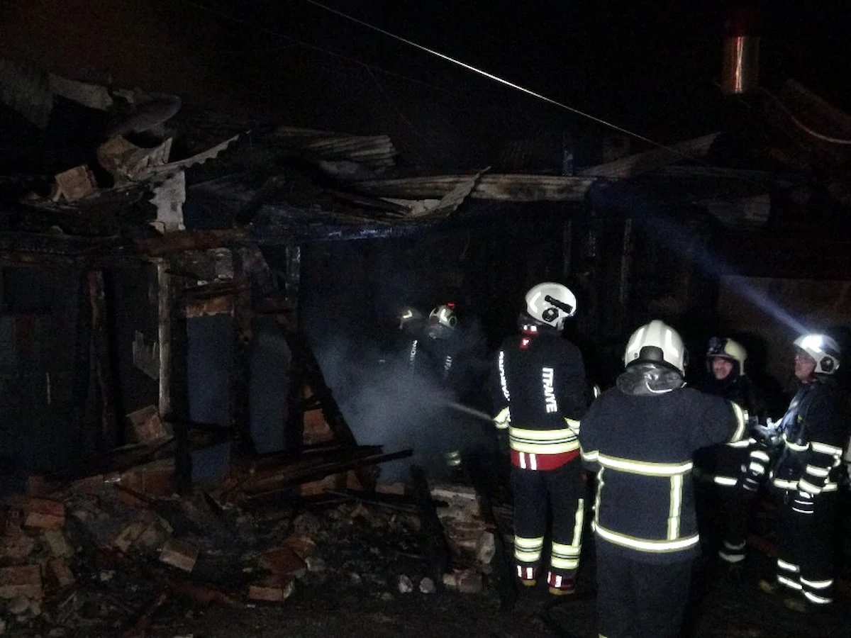 Kastamonu'da alevlere teslim olan ahşap ev kullanılamaz hale geldi