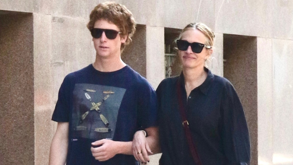 Julia Roberts 21 yaşındaki oğluyla kol kola