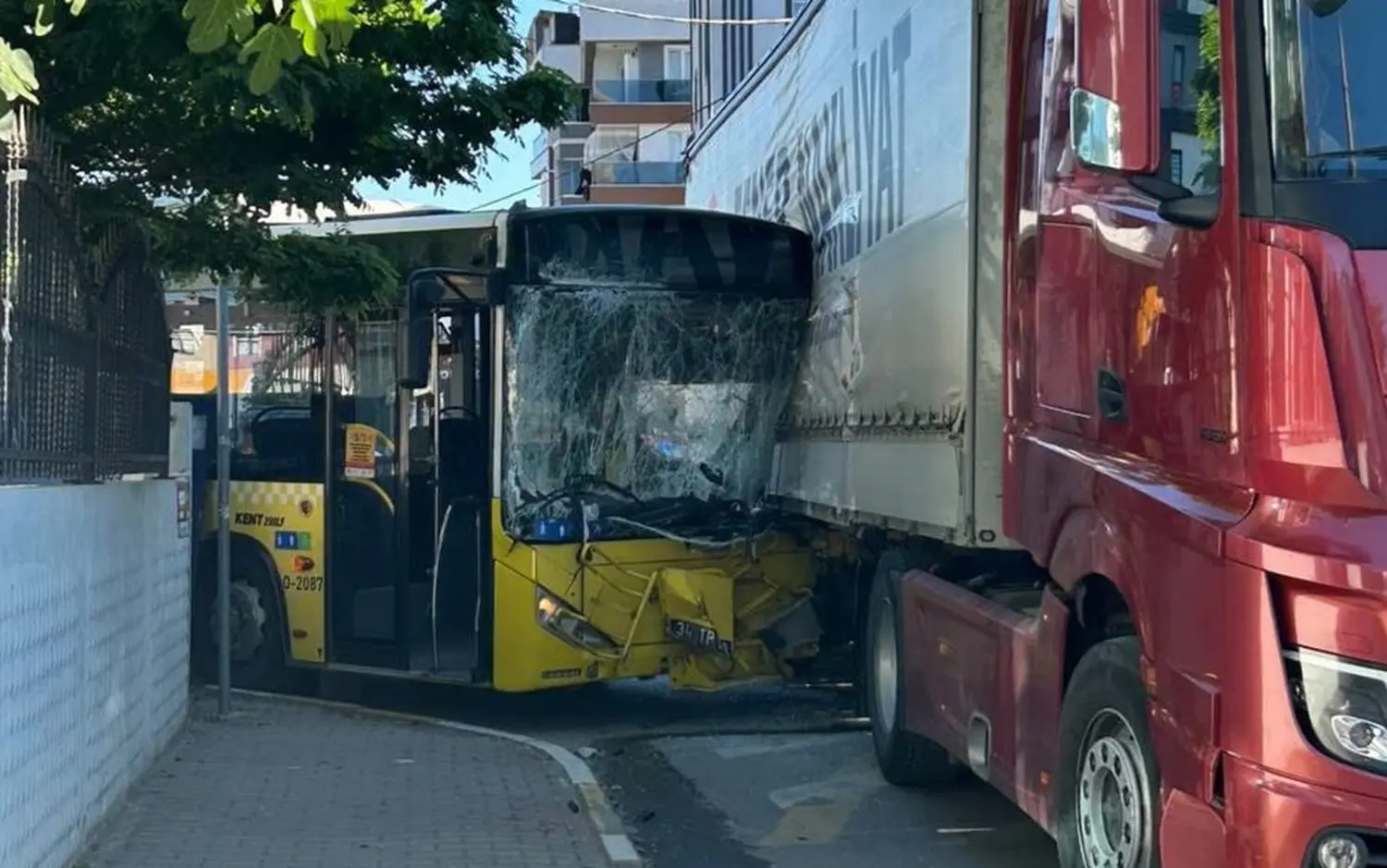 Sultanbeyli'de İETT otobüsü ile tır çarpıştı: 3 kişi yaralandı