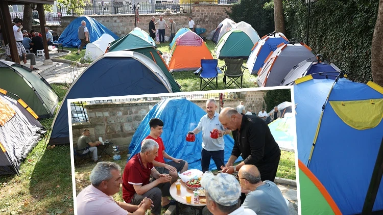 Dünyada eşine az rastlanır bir tutku | Şehre akın ettiler... Otellerde yer bulamayanlar parklarda çadır kurdu