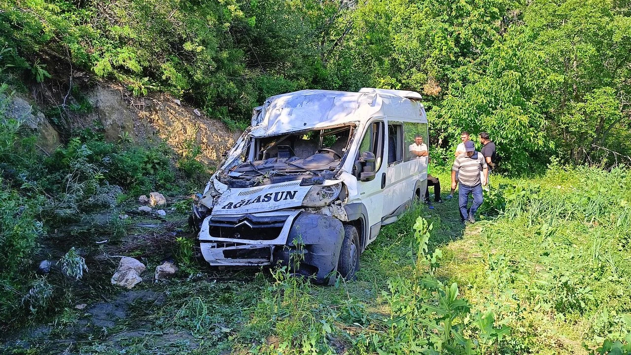 Minibüs şarampole yuvarlandı! Çok sayıda yaralı