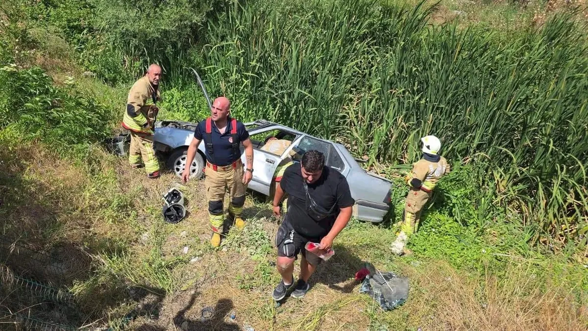 Edirne'de trafik kazası: Otomobil dere yatağına devrildi! 2 yaralı