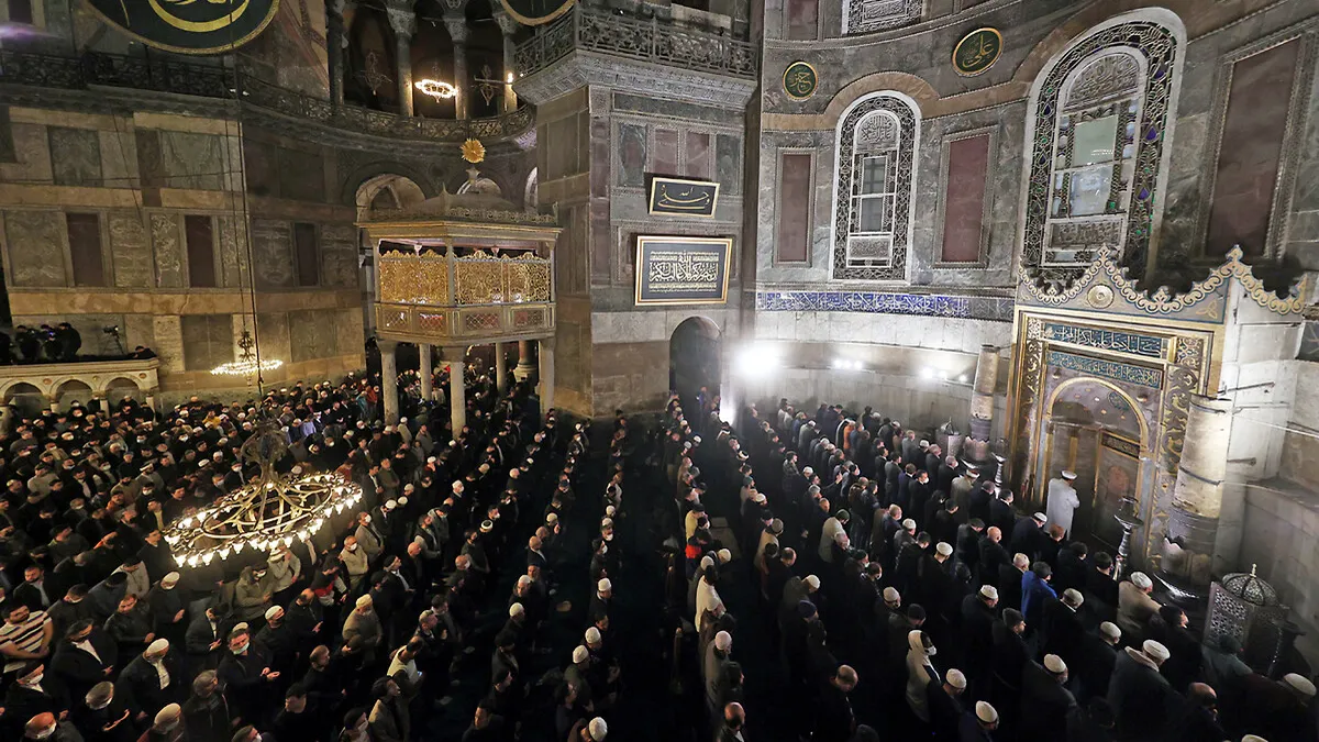 İslam mabedinde Haçlı provokasyonu: Ayasofya Camii'nde bağıra çağıra İncil okuyan 2 turiste deport