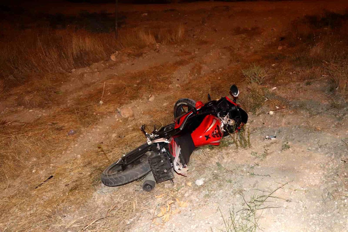 Otomobille çarpışan motosiklet şarampole savruldu: 1 yaralı