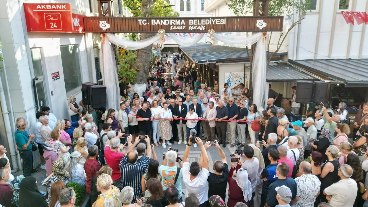 Bandırma'da sanat sokağa açıldı; sanatın kalbi bu sokakta atıyor