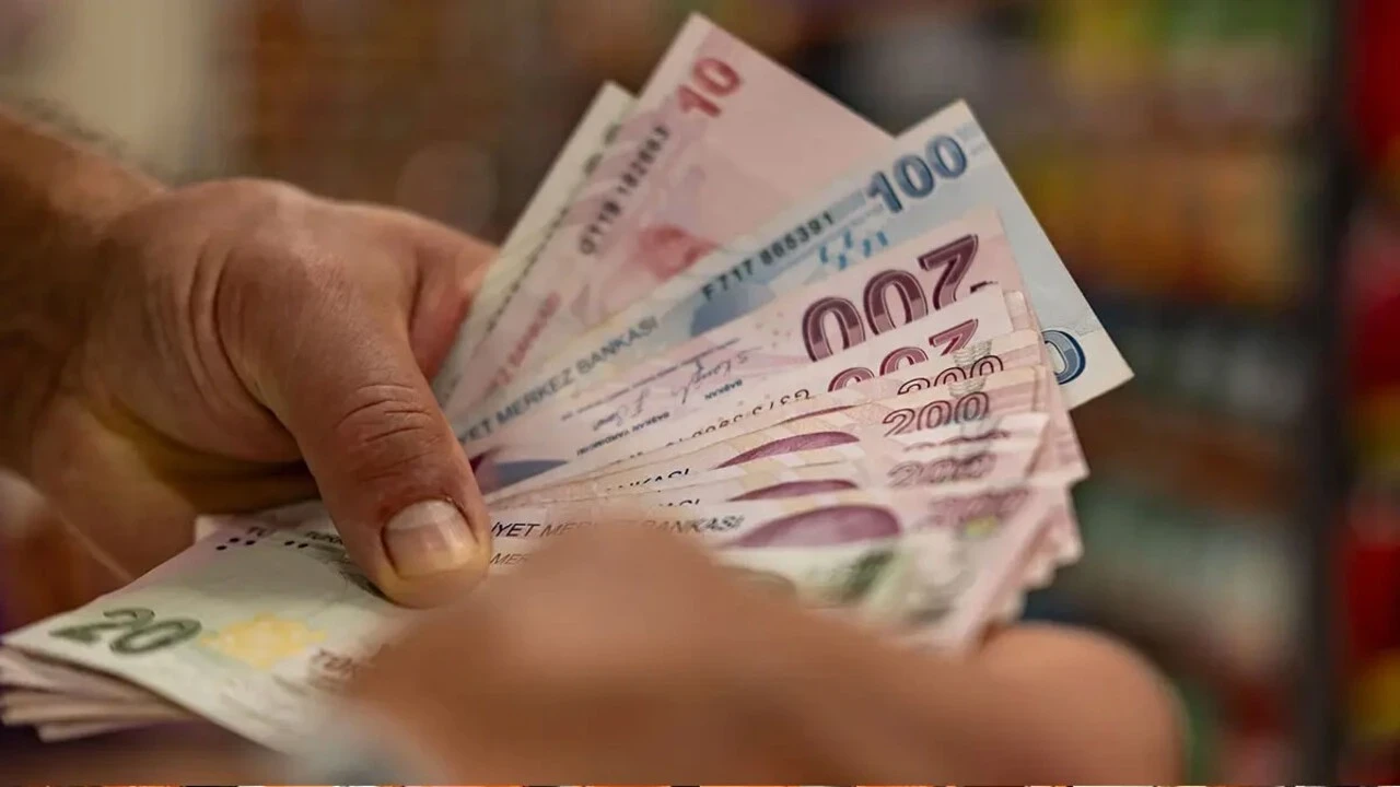 DİSK-AR raporu: Asgari ücret eridi, her üç emekliden ikisi çalışmak zorunda