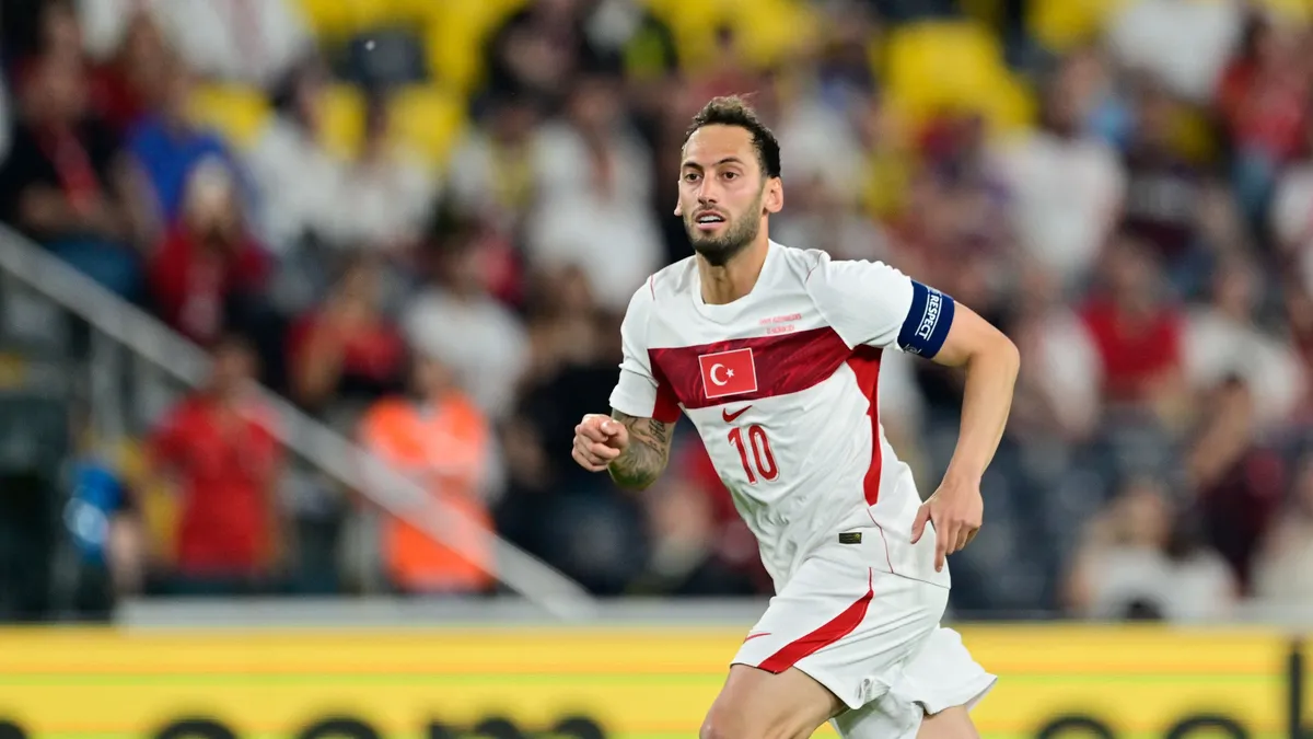 Hakan Çalhanoğlu Fenerbahçe ile anlaştı: Kadıköy'de çalacak yeni şarkı belli oldu