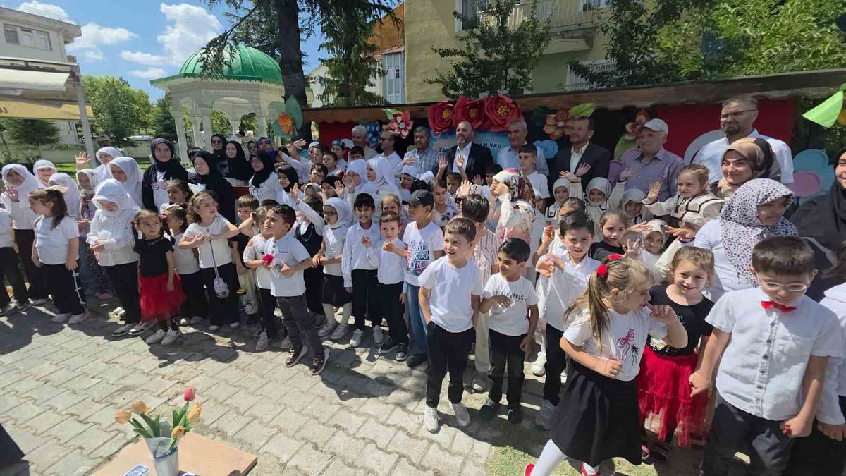Kütahya'da 'Yazımda Kur'an Var' Temalı Çocuk Şenliği Coşkuyla Kutlandı
