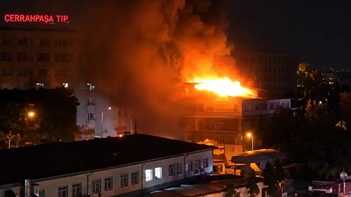 Cerrahpaşa'da korkutan yangın! Diş Hekimliği Fakültesi'nin çatısı alev aldı