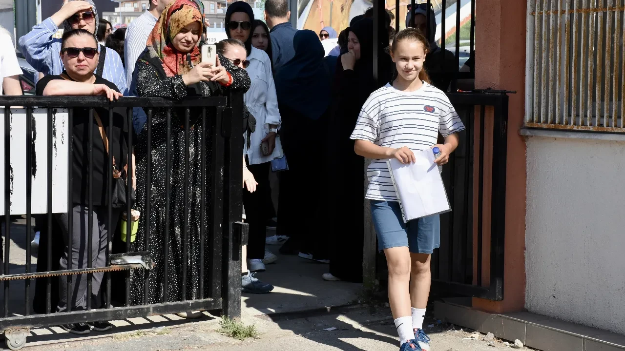 LGS sabahına kimlik telaşı damga vurdu: Yüzlerce öğrenciye yenisi çıkarıldı