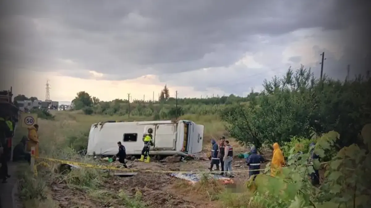 SON DAKİKA ISPARTA'DA FECİ KAZA! Tur minibüsü kaza yaptı: 4 ölü çok sayıda yaralı var!