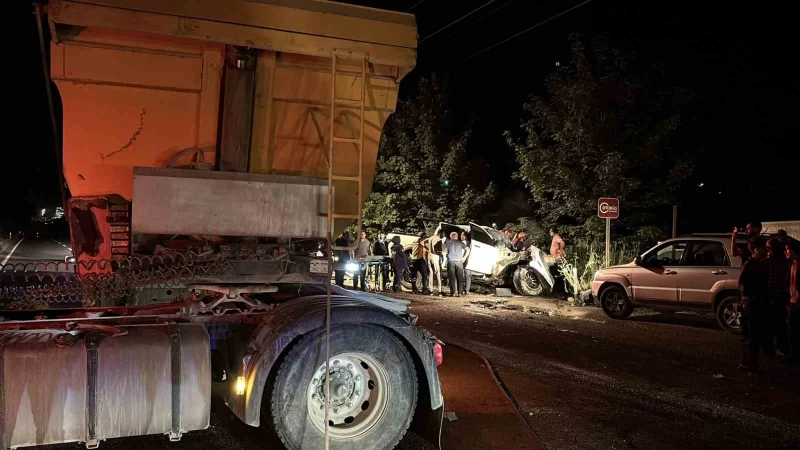 Bolu’da tır-pikap faciası: Araç hurdaya döndü üç yaralı