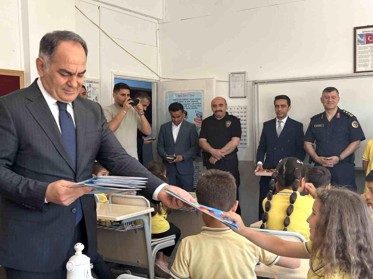 Çankırı'da öğrenciler karnelerini protokol üyelerinden aldı