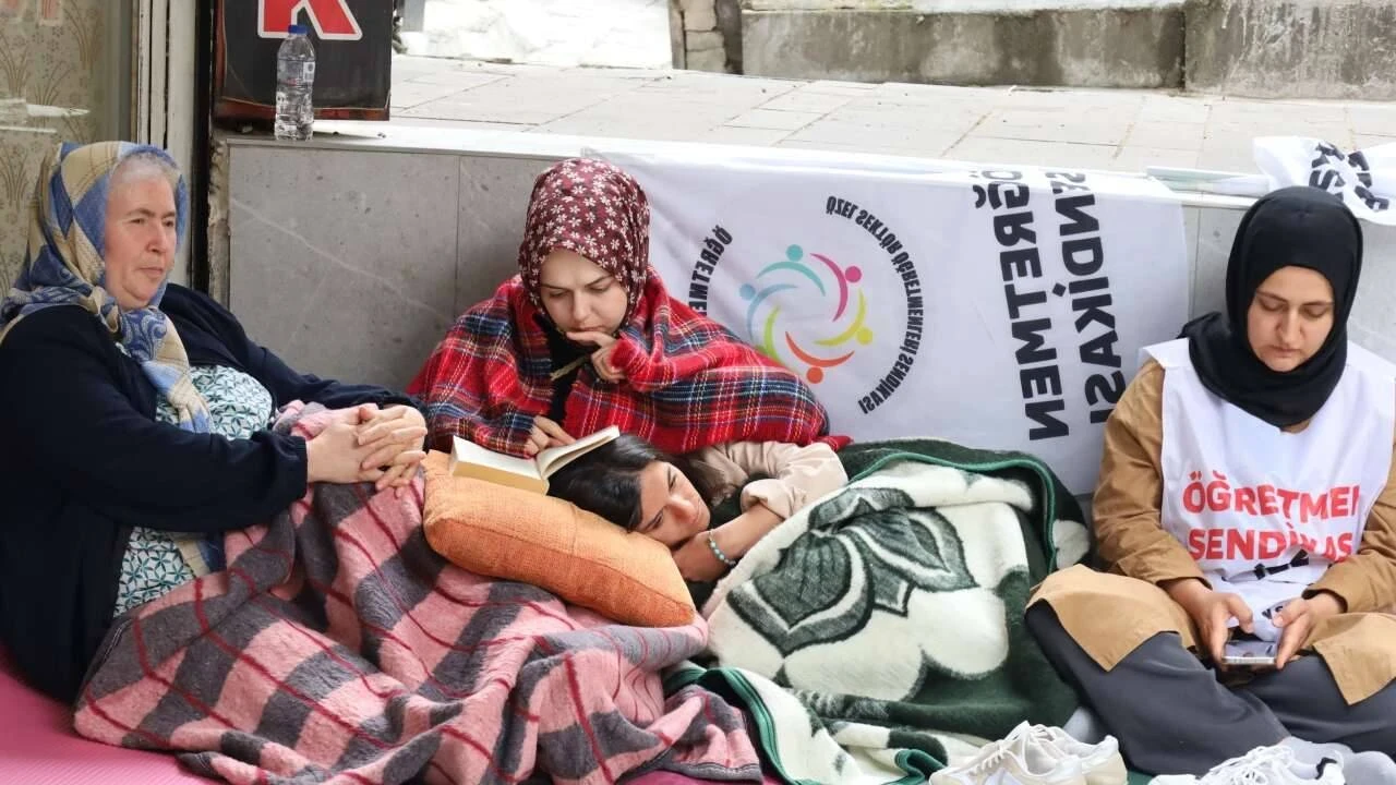 Öğretmenlerinin açlık grevi 9. gününde: Bir öğretmen fenalaştı