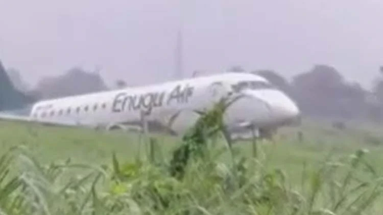 Benin'de korku dolu anlar: Yolcu uçağı pistten çıktı