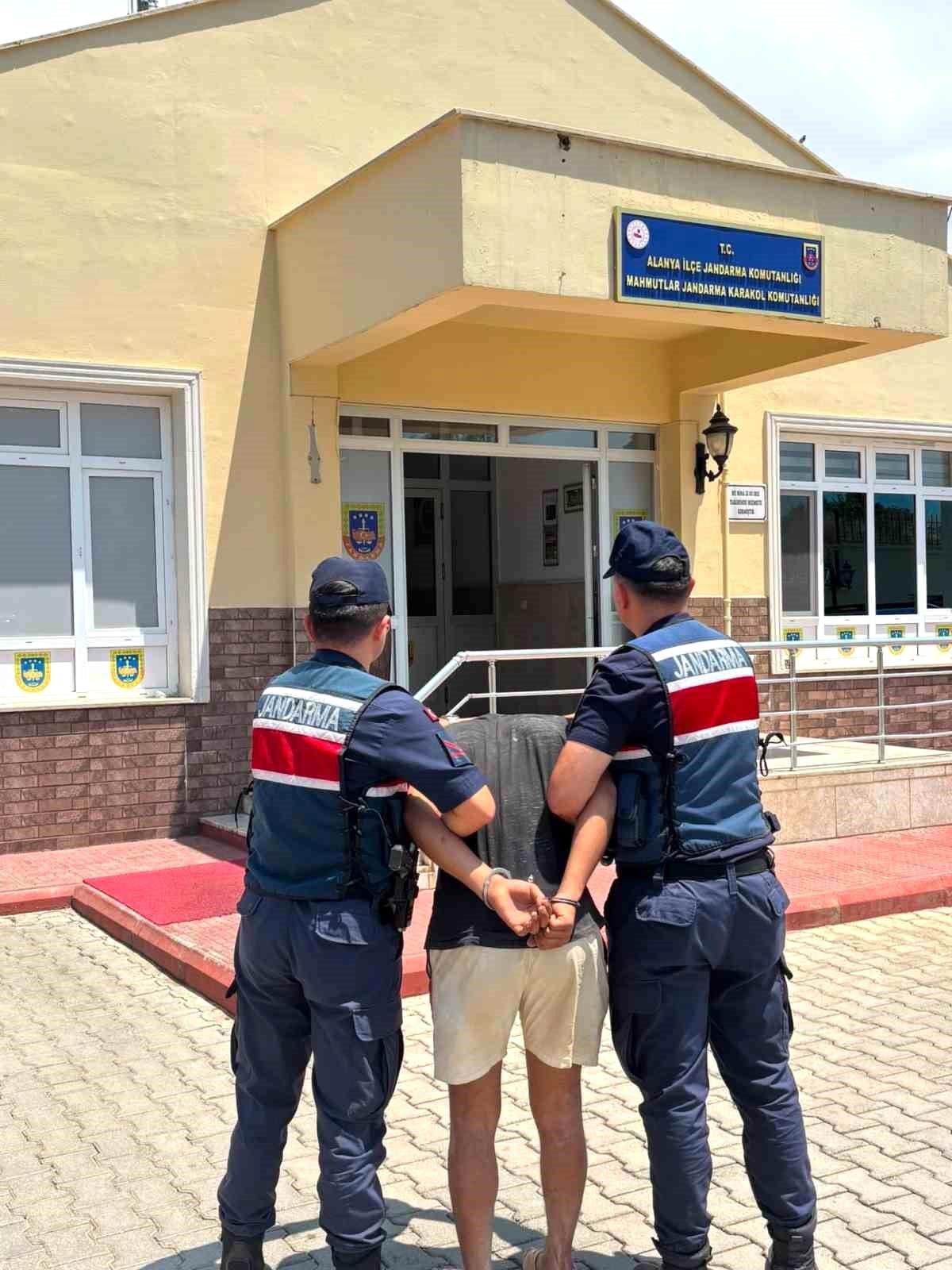 Alanya'da "jandarmayım" deyip hesap ödemeden ayrılan şüpheliye operasyon