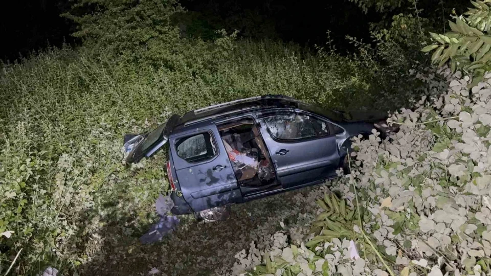 Samsun-Ankara karayolunda kontrolden çıkan araç şarampole yuvarlandı: İki yaralı