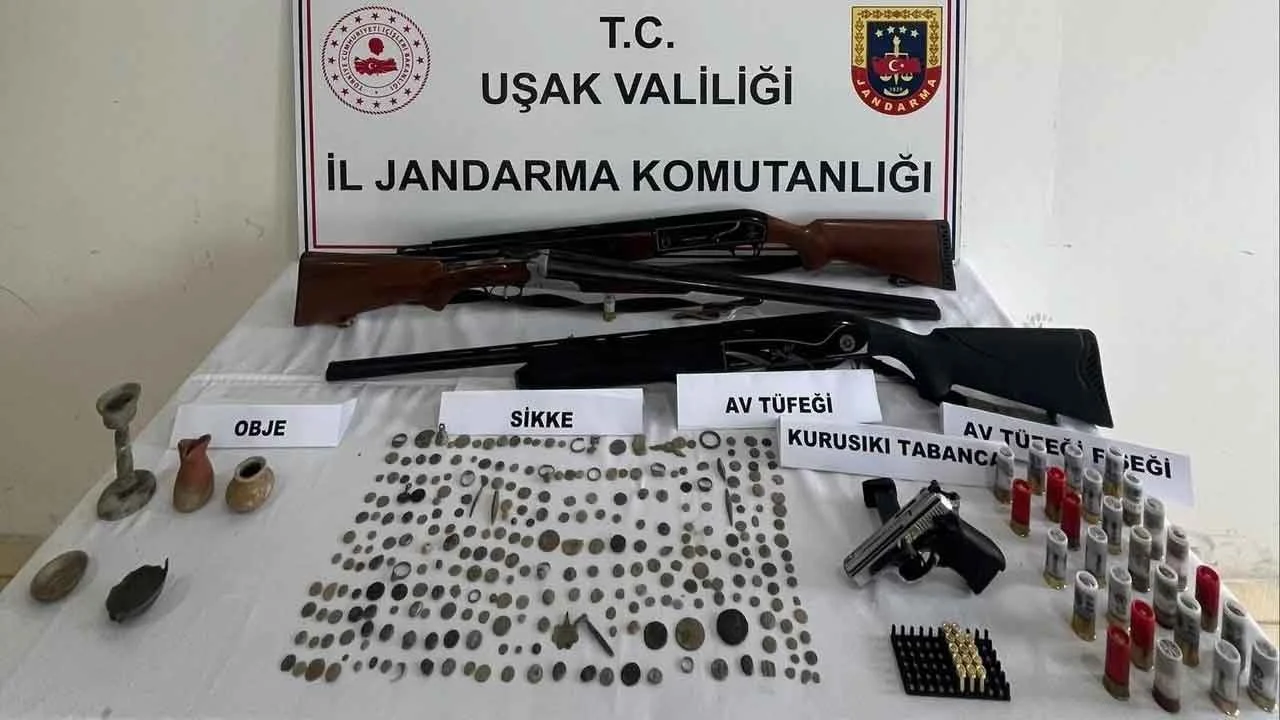 Uşak'ta kaçak silah ticareti yapan şahsın inine baskın! Ev ve iş yerinden adeta cephanelik çıktı!