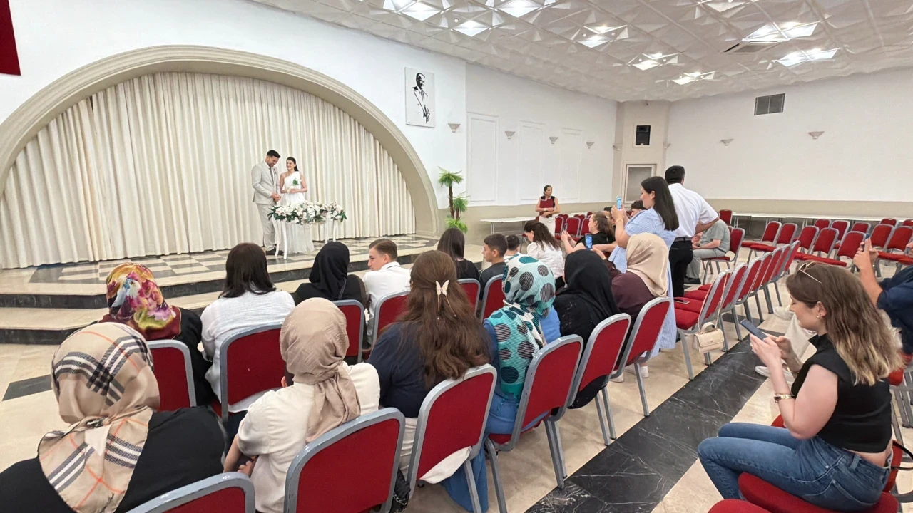 06.06.2026 yoğunluğu: Çiftler nikah salonlarına akın etti
