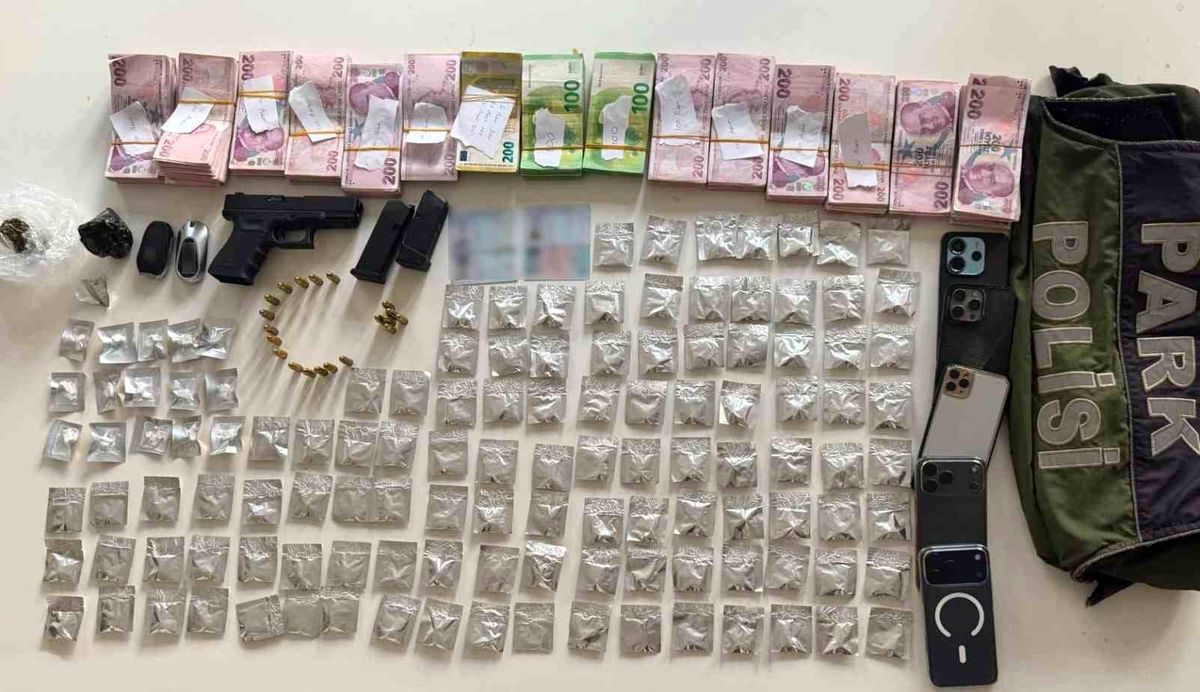 Bakırköy'de otomobilde uyuşturucu düzeneği: 4 şüpheli tutuklandı