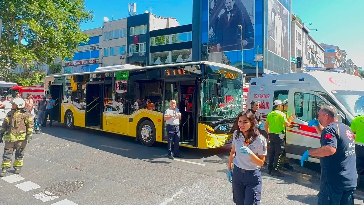 Fatih'te İETT otobüsü ambulansa çarptı: 4 yaralı