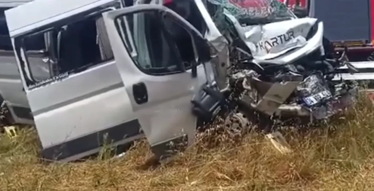 Edirne'de tanker ile servi aracı çarpıştı: 12 yaralı
