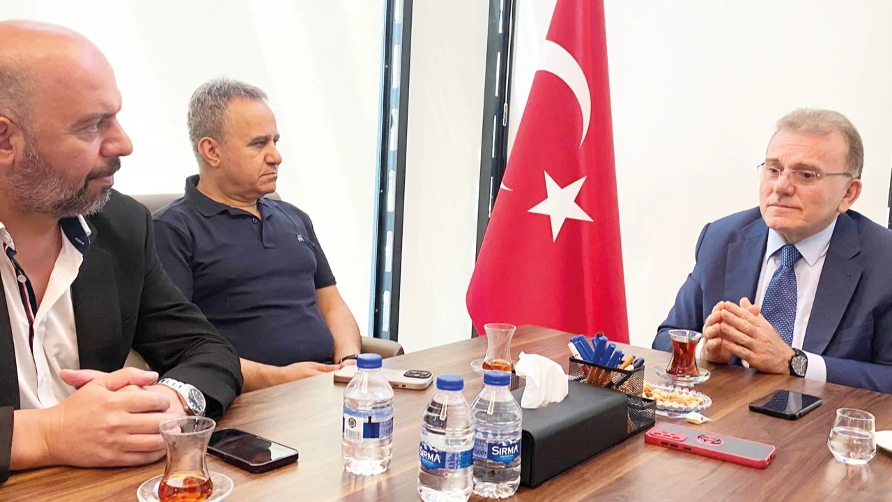 Siyasette üçüncü yolu açmak zorundayız