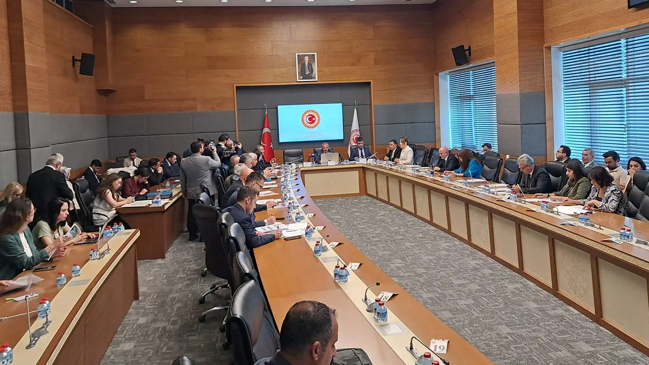 TBMM Okullarda Şiddeti Araştırma Komisyonu... Vekiller ve sendikacılar komisyonu terk etti: 'Öğretmenini döven bir devlet olur mu?'