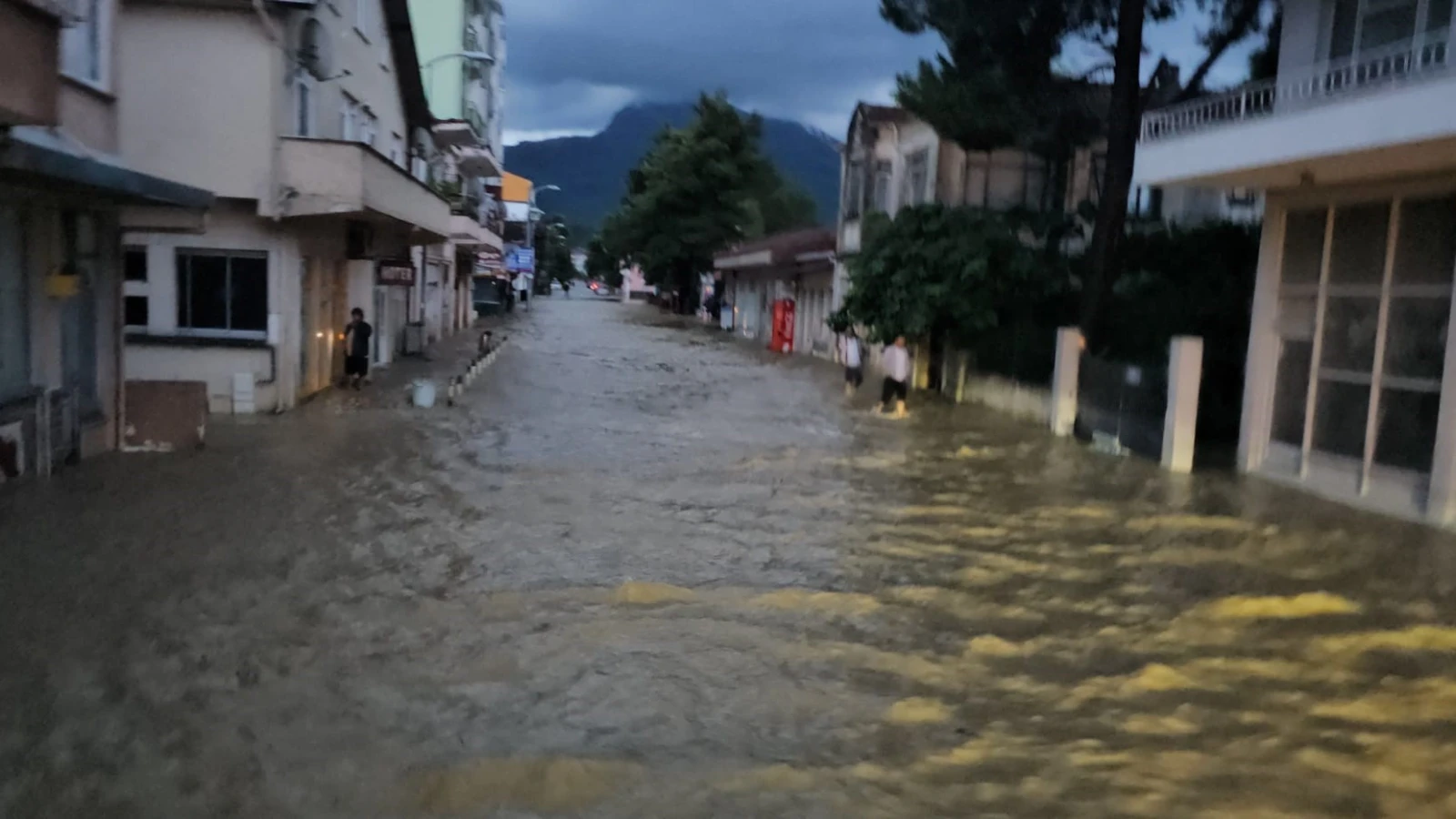 Kastamonu'yu sel vurdu: İş yerleri, evler ve araçlar su altında kaldı