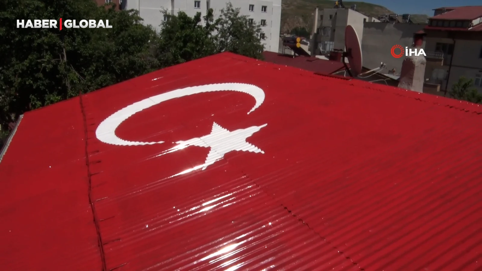 Vatan sevgisini evinin çatısına işledi