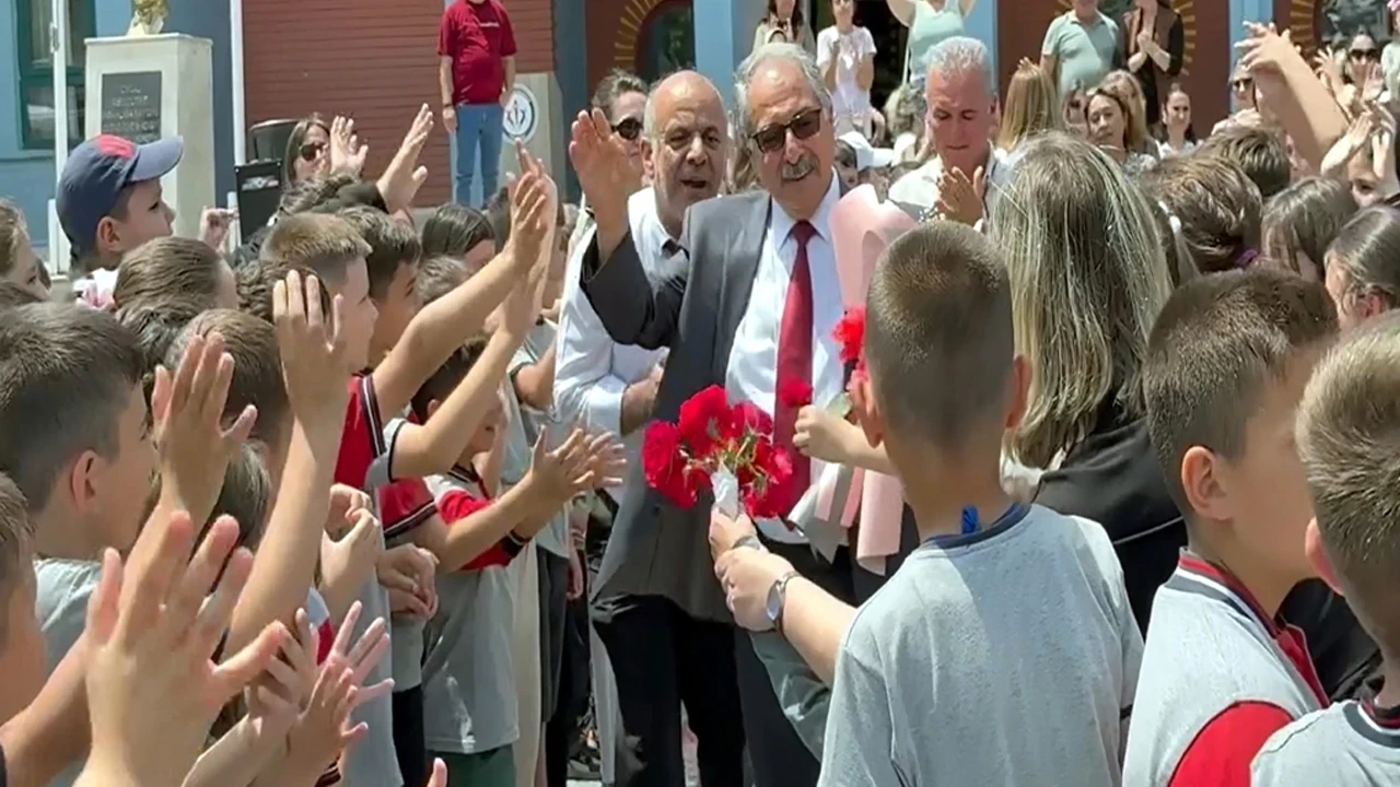 44 yıllık öğretmen, kariyerini noktalarken göz yaşlarına boğuldu