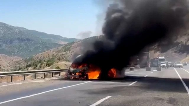 Diyarbakır'da seyir halindeki otomobil alevlere teslim oldu: Araç demir yığınına döndü