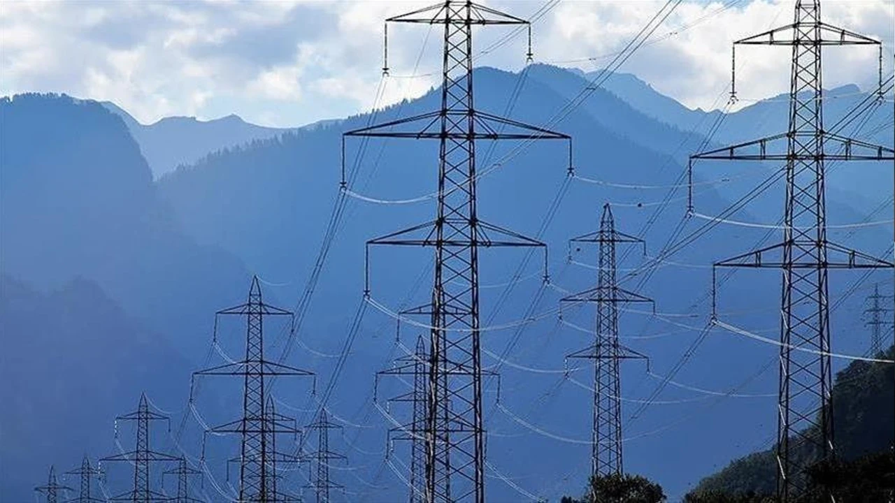 Elektrikte dikkat çeken tablo: Üretim tüketimi aştı, zirve saat belli oldu