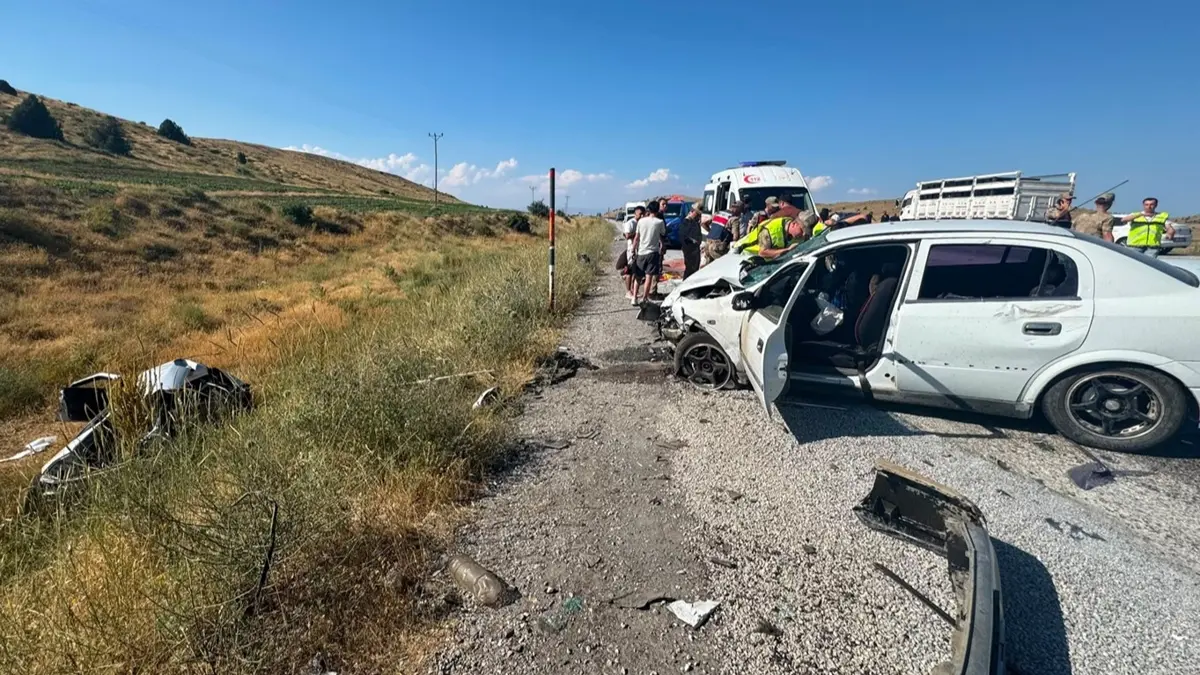 Bitlis'te iki otomobil çarpıştı: 6 kişi yaralandı