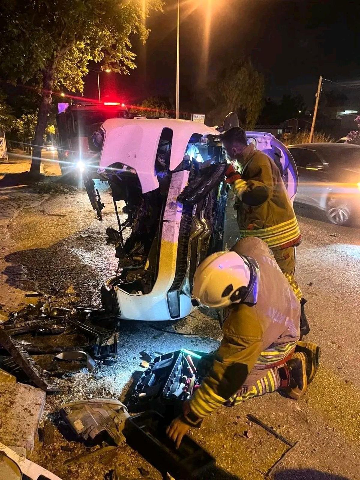 Ağaca çarparak yan yatan otomobildeki 2 kişi yaralandı