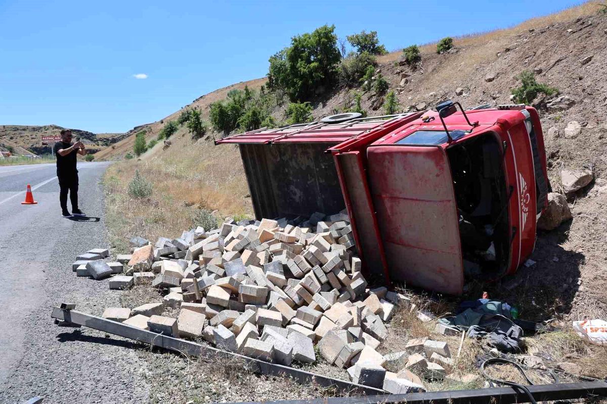 Elazığ'da parke taşı yüklü kamyonet devrildi: 2 yaralı