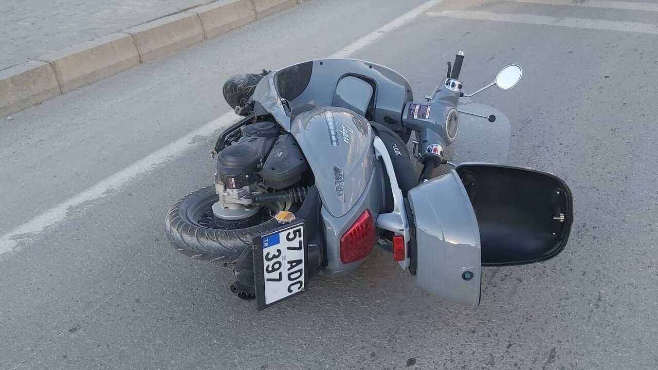 Sinop'ta kaldırıma çarparak devrilen motosikletin sürücüsü hayatını kaybetti
