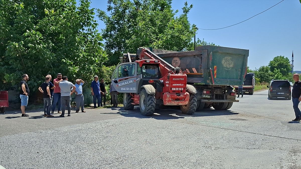 Samsun'da iş makinası ile çarpışan kamyon sürücüsü yaralandı