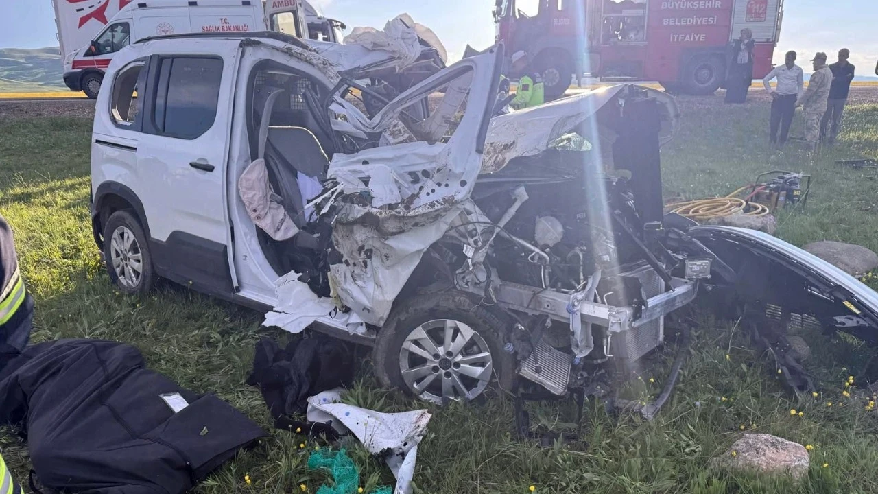 Takla atan araçta 1’i bebek 3 kişi can verdi
