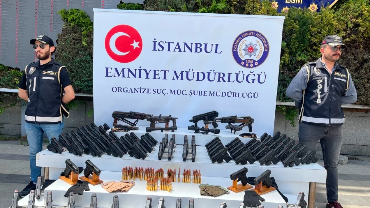 Can Polat ve Otokoç detayı: Emniyet, çetelerin silahlarını sergiledi